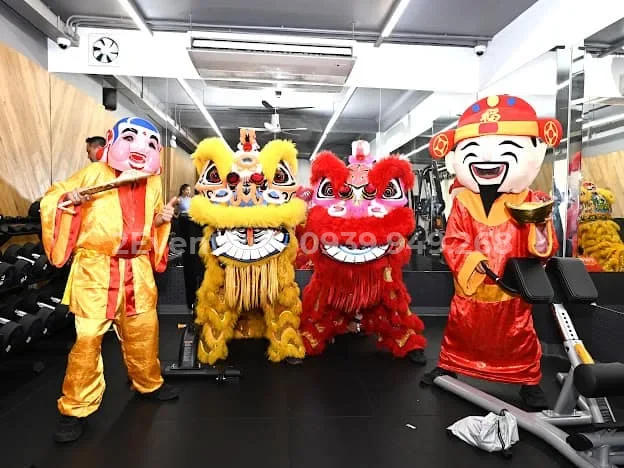 Đội ngũ 2Event đang tiến hành tổ chức khai trương tại sự kiện
