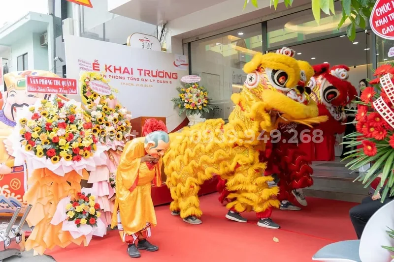 Trang trí khai trương cửa hàng quần áo, shop thời trang