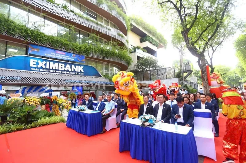 Mẫu trang trí khai trương shop mỹ phẩm thu hút khách, nhiều tài lộc