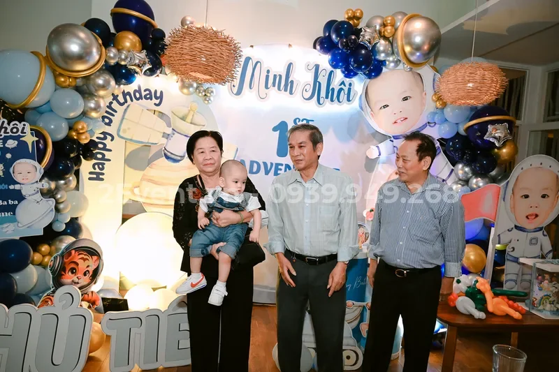 Mẫu trang trí sinh nhật Hello Kitty màu hồng cho bé gái